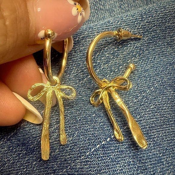 New gold hoop earrings with dangle drop bowtie charms 3.9A - Picture 2 of 3
